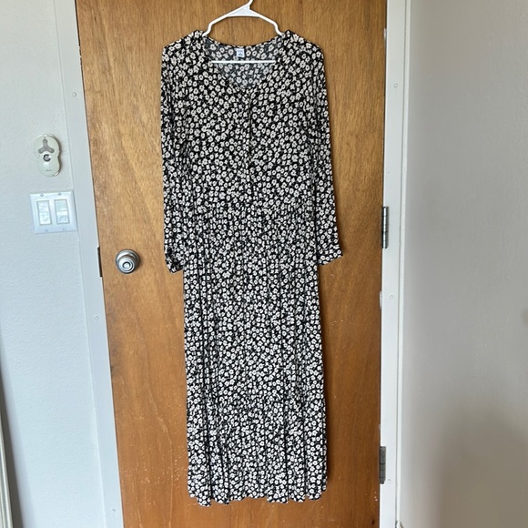 Old Navy Dresses & Skirts - Neutral Floral Old Navy Dress